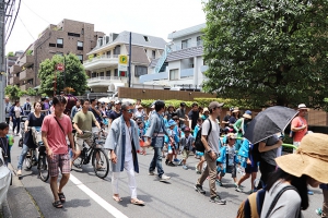 山車を曳く子ども達③