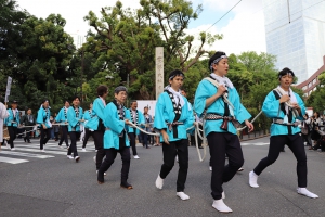 美少年山車を曳く人々